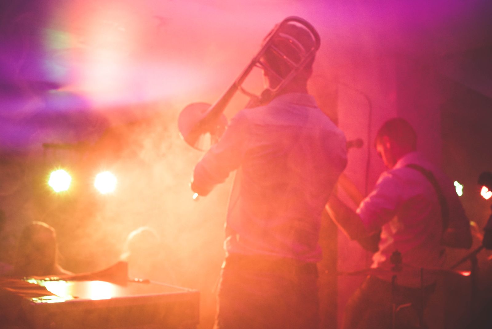 Musiker på scene under et arrangement