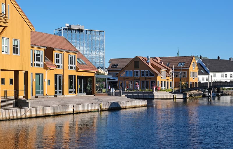 Gule og røde trehus langs kanalen ved Fiskebrygga i Kristiansand