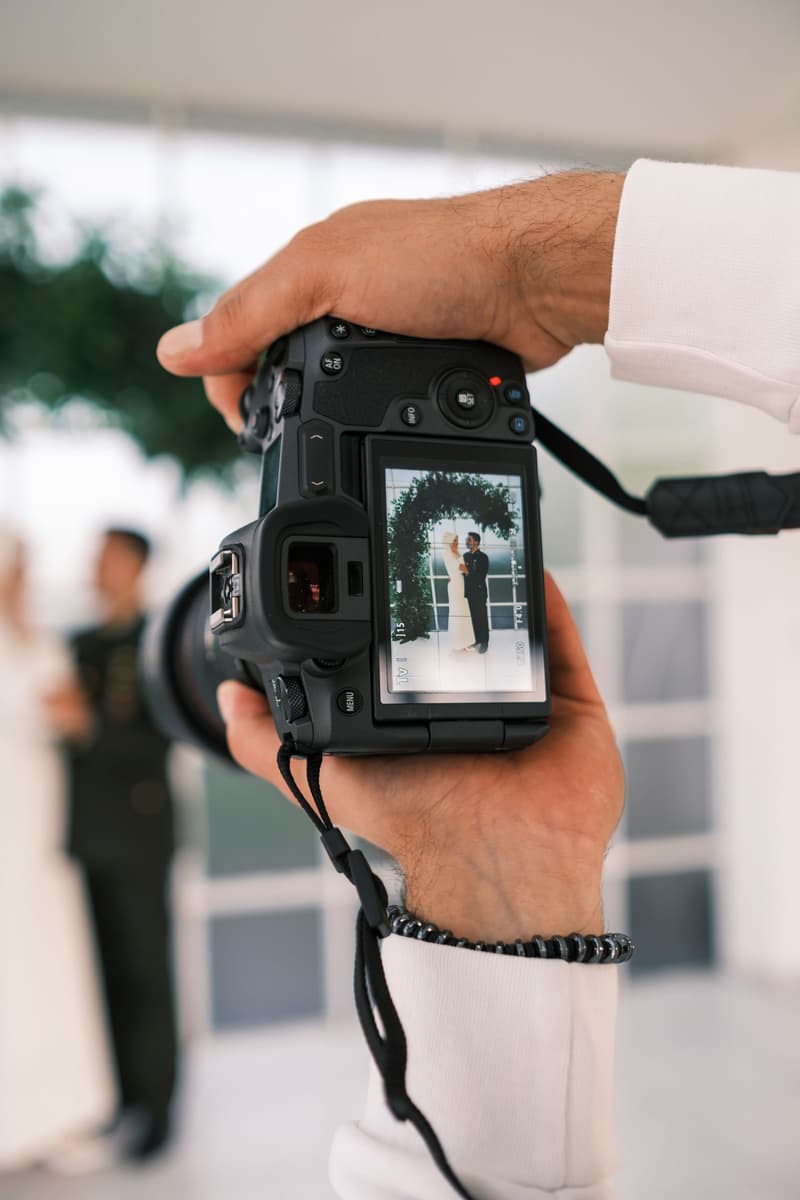 Kamerasøker med et brudepar i fokus under en bryllupsfotografering