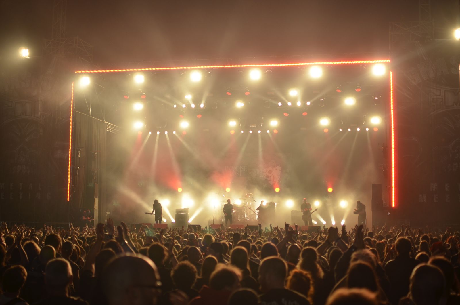 Konsert med band på scene og publikum