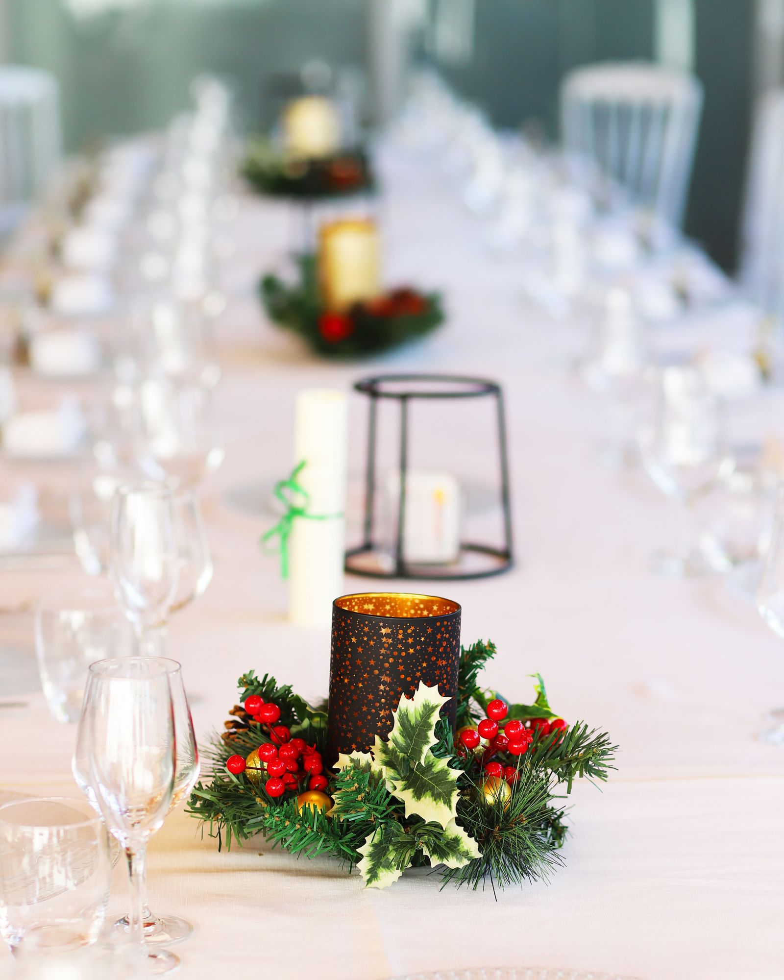 Bord dekket med lys og grønt til et selskap