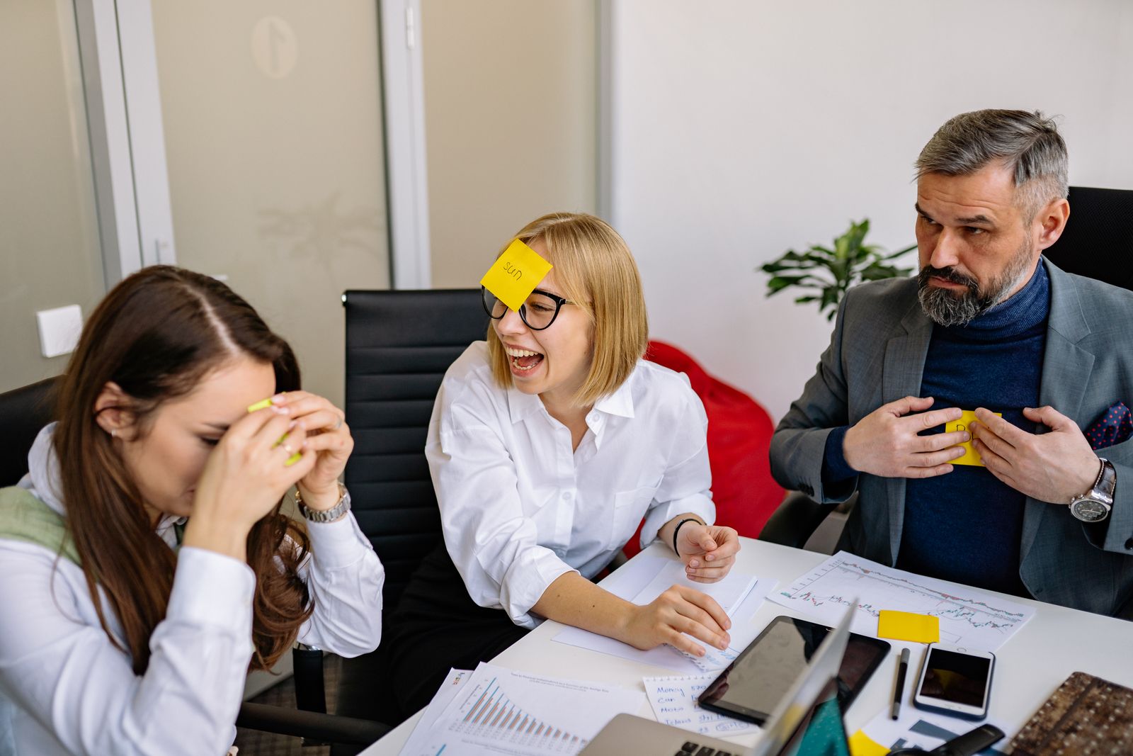 Kolleger i en workshop rundt et bord