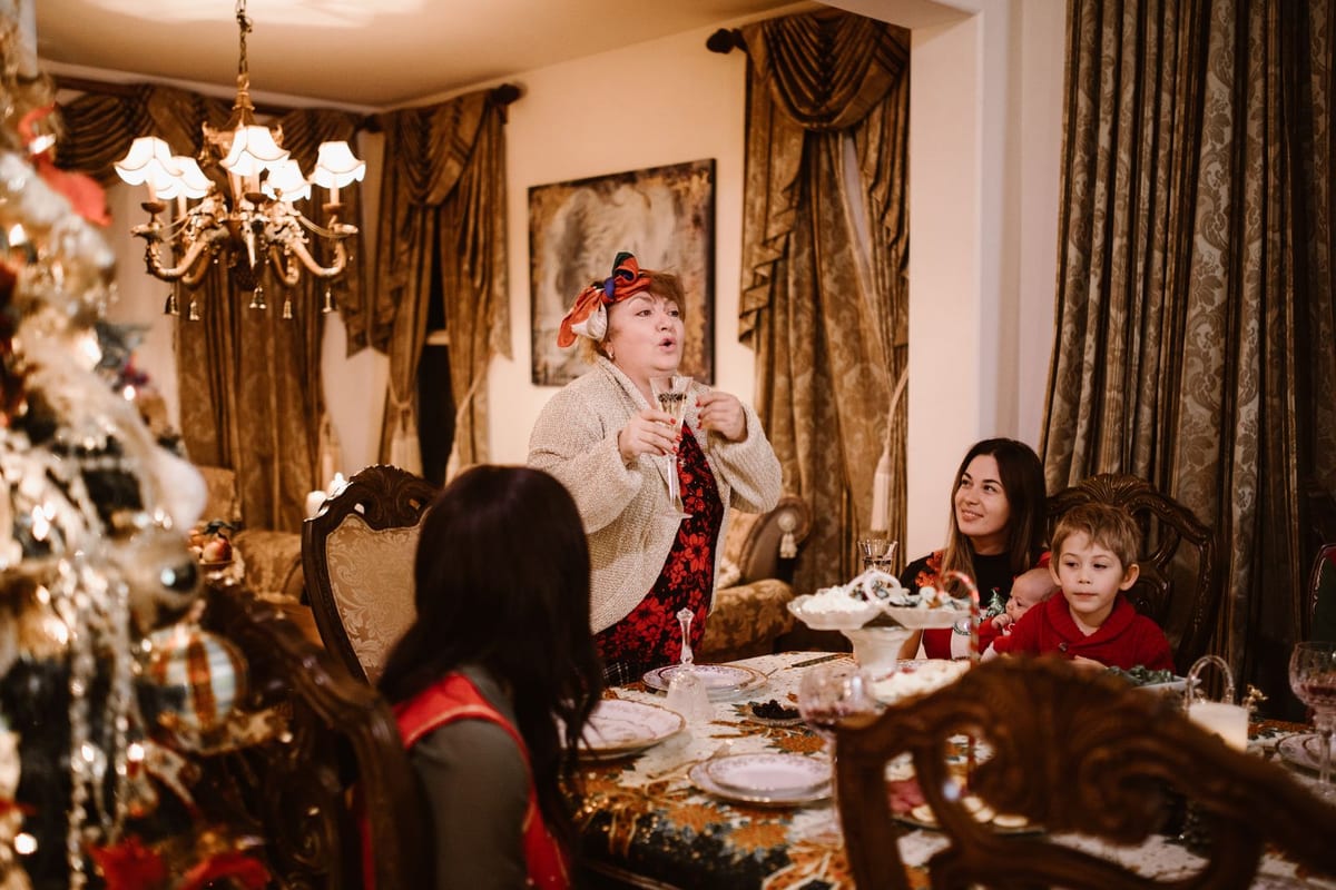 Kolleger samlet rundt et pyntet julebord