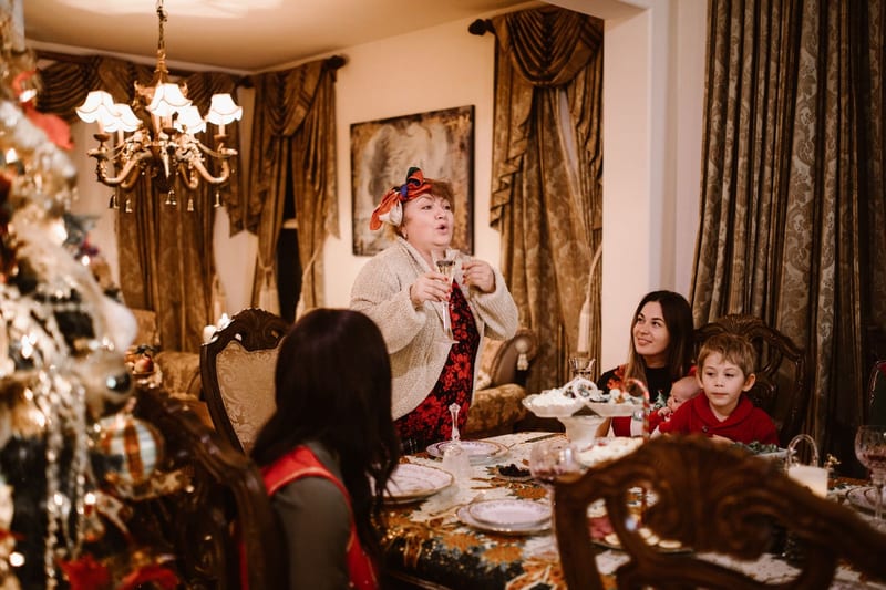Kolleger samlet rundt et pyntet julebord